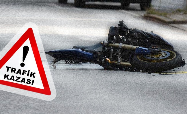 Ehliyetsiz sürücü kırmızı ışıkta durmayıp motosikletliye çarptı