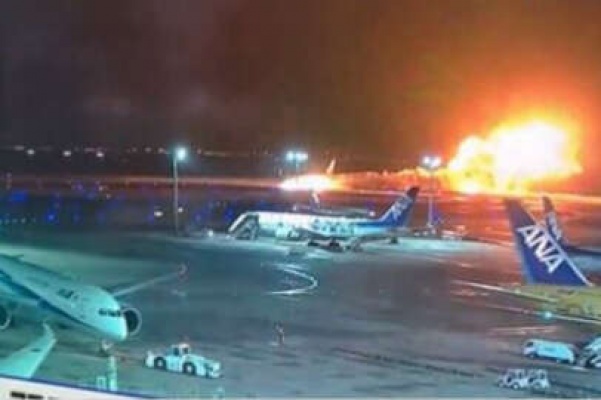 Japonya’da iki yolcu uçağı apronda çarpıştı