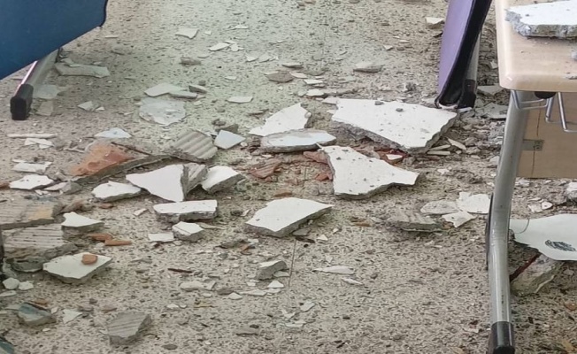 Karşıyaka Merkez İlkokulu'nun tavanı çöktü!
