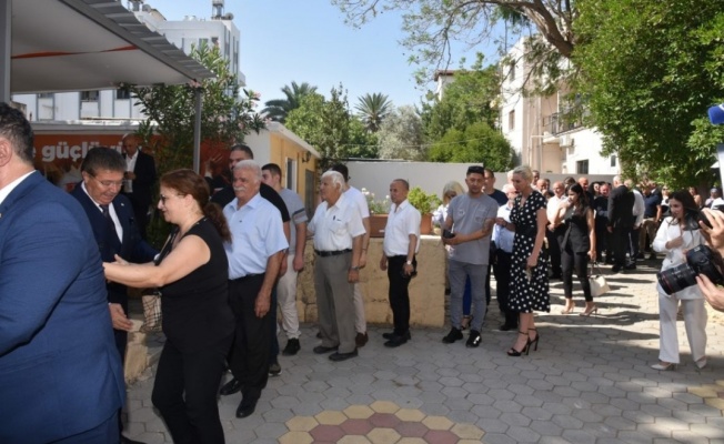 Başbakan Üstel, UBP’de halkla bayramlaştı