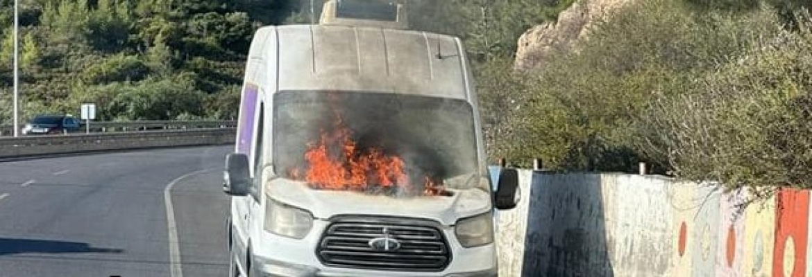 Girne-Lefkoşa Anayolu'nda İş Aracı Yandı