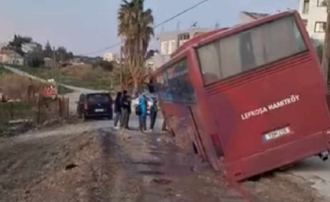 Okul otobüsü kanalizasyon için kazılan çukura battı