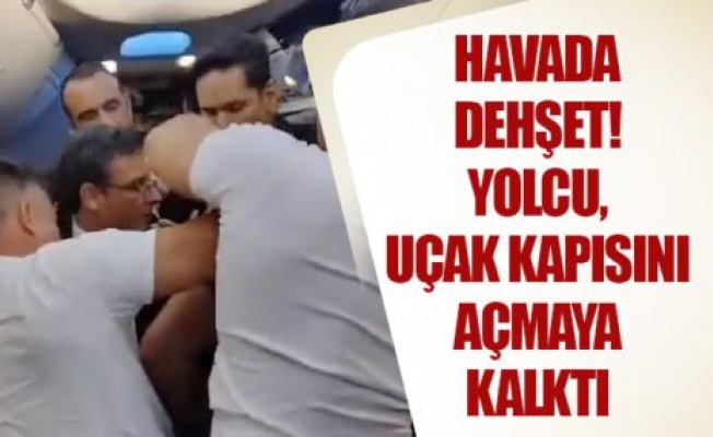 Uçuş sırasında uçağın kapısını açmaya çalışan yolcu, bantla bağlandı