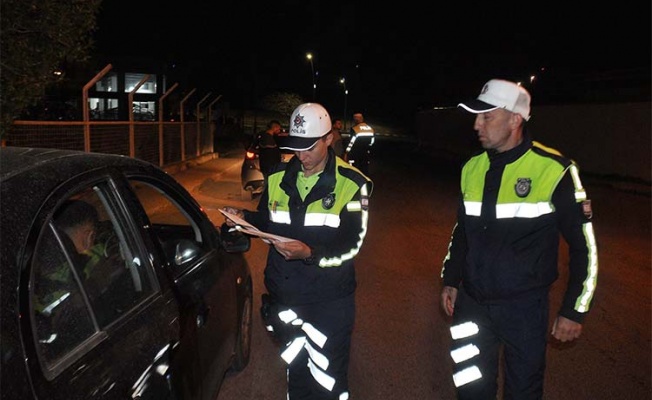 Ülke genelindeki trafik denetimlerinde 16 araç trafikten men edildi, 4 sürücü tutuklandı.