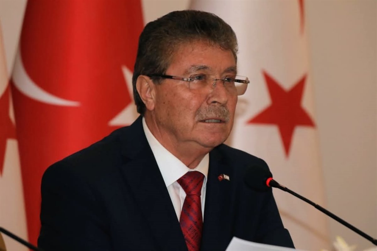 Üstel'den Rum Tarafına Bayrak ve Atatürk Yanıtı