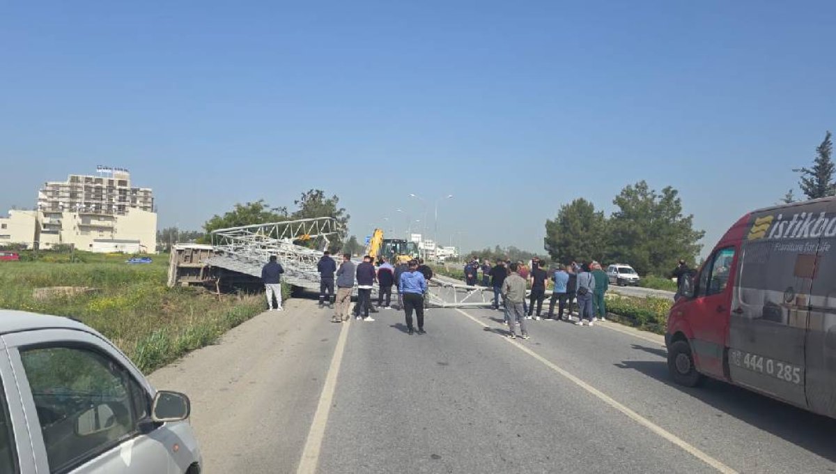 Dörtyol’da trafik kazası: Büyük trafik levhası yola devrildi, 2 yaralı