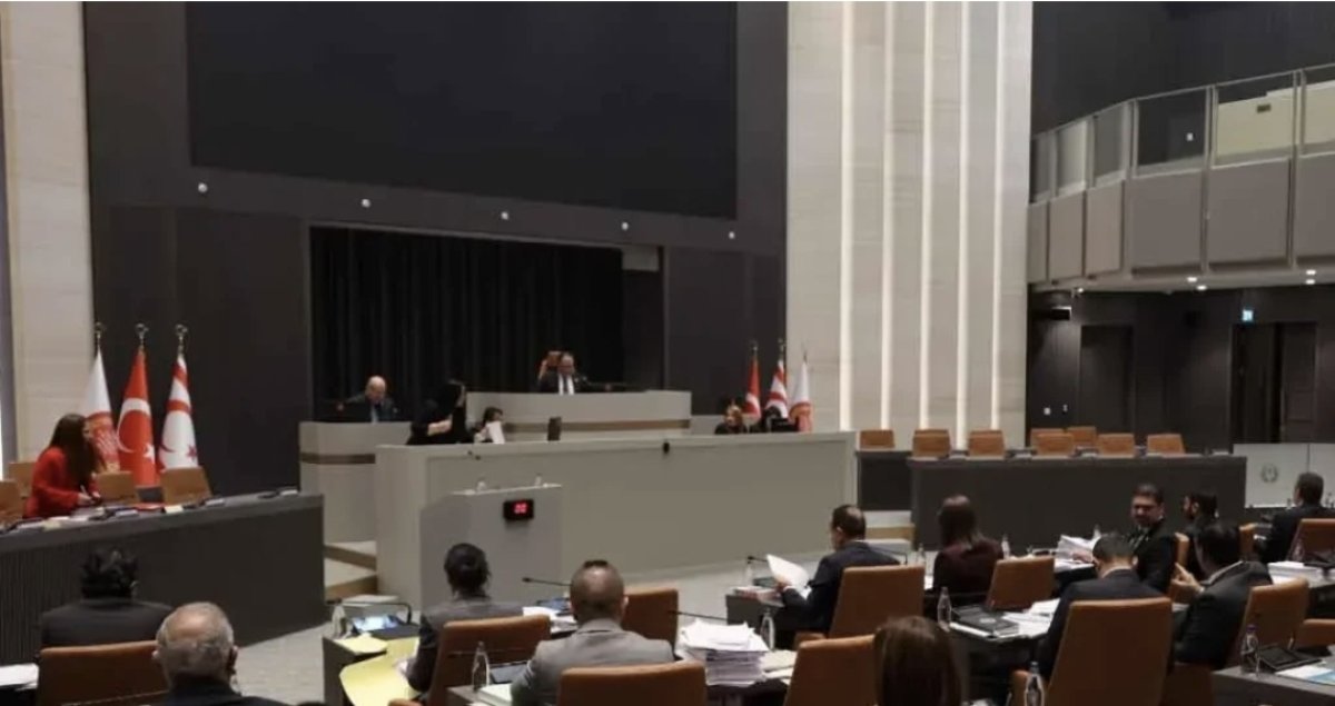 Cumhuriyet Meclisi Genel Kurulu, Mahkemeler ve Ceza (Değişiklik) yasa tasarılarını oy birliğiyle kabul etti