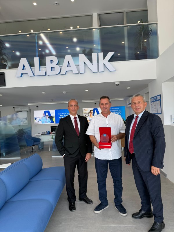 ALBANK’ın Büyüme Yolculuğunda Alsancak ve İskele Şubelerinde Güçlü İş Ortağına Teşekkür Plaketi