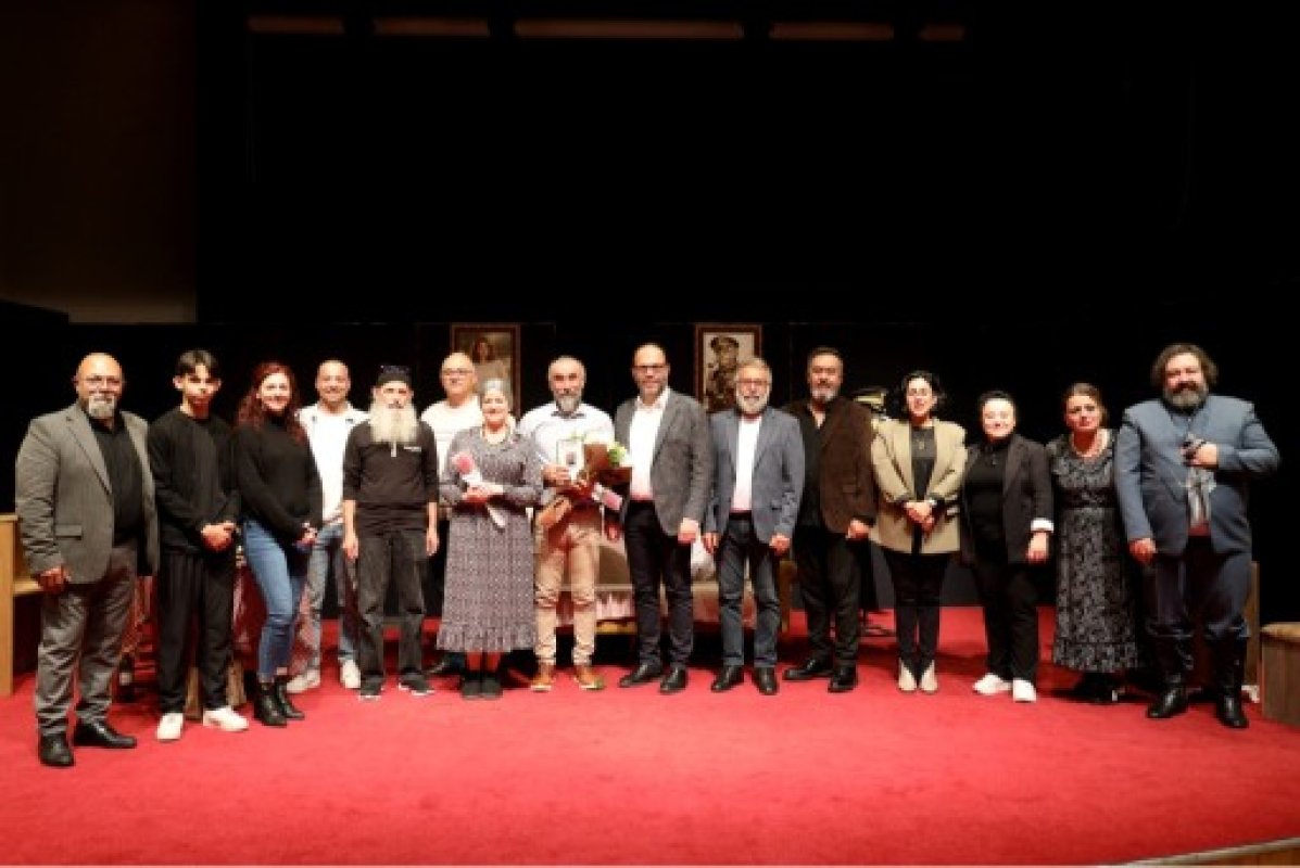 İskele’de tiyatro günleri “hadi öldürsene canikom” ile başladı